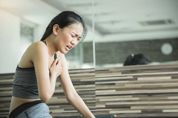 Mujer asiática teniendo un ataque al corazón después del entrenamiento . —  Fotos de Stock
