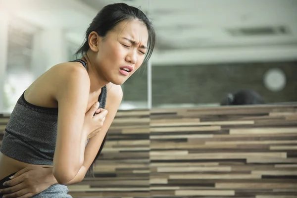 Asiatico donna avendo cuore attacco dopo allenamento . — Foto Stock