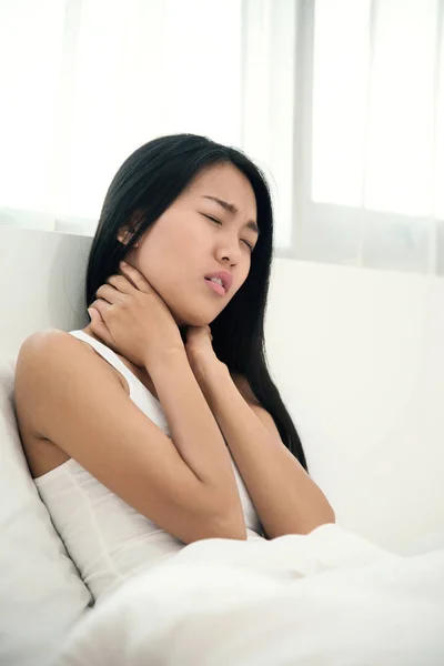 아시아 여자는 그녀의 침대에 목에 통증을 가지고입니다. 복사 공간. — 스톡 사진