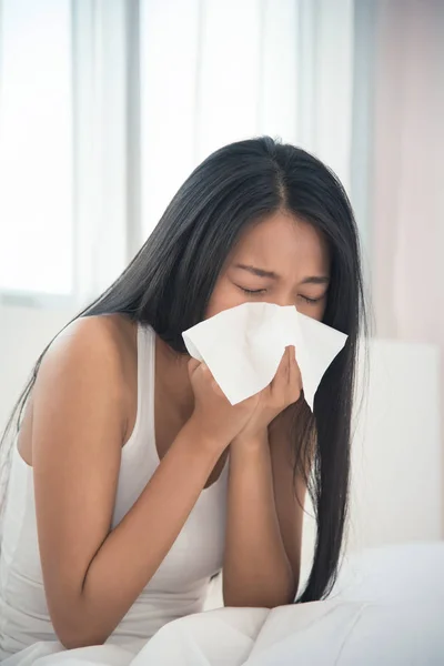 Asiatische Frau mit einer Erkältung. — Stockfoto