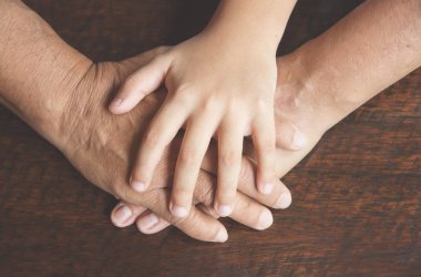 Kıdemli yakın çekim ve birleştirmek yakışıklı çocuk. Aile conce çalışması
