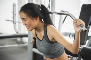 Asyalı kadın egzersiz makinesi, inci ile egzersiz spor giyim
