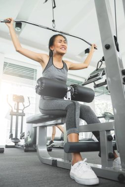 Asyalı kadın egzersiz makinesi, inci ile egzersiz spor giyim