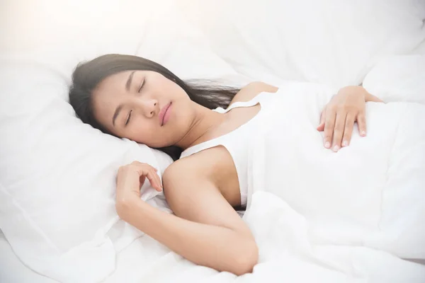 Asiática hermosa mujer durmiendo en su cama . —  Fotos de Stock