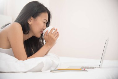 Gülümseyen ve kahve lapt ile tutarak mutluluk Asyalı kız