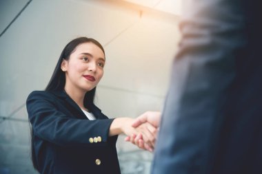 Asya işadamı ve Busi ile başarılı bir iş görüşmeleri