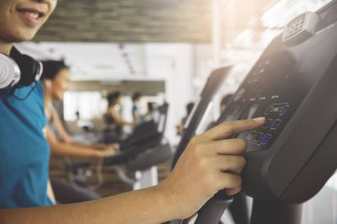 Spor salonunda egzersiz bisikleti kullanarak Closeup kadın ele.