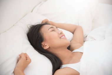 Güzel Asyalı kadın sabah uyanma.