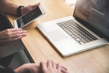 İnci iş masada tartışılması sırasında işadamı holding tablet