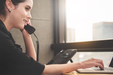 Genç işkadını yanıtlayan telefon görüşmesi onun işyerinde.