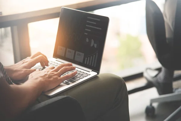 Empresário sentado e digitando no laptop em seu local de trabalho . — Fotografia de Stock