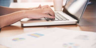 Onun iş vasıl yazıhane için dizüstü bilgisayar kullanarak kadın eller yukarı kapatın.