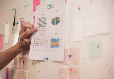 Grafik veya grafik iş sunum belge o taraftan kapatın