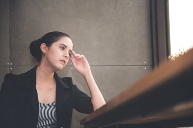 Ofiste fazla çalışma baş ağrısı olan iş kadını.