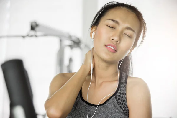 Relajada mujer asiática en ropa deportiva escuchando la música con él —  Fotos de Stock