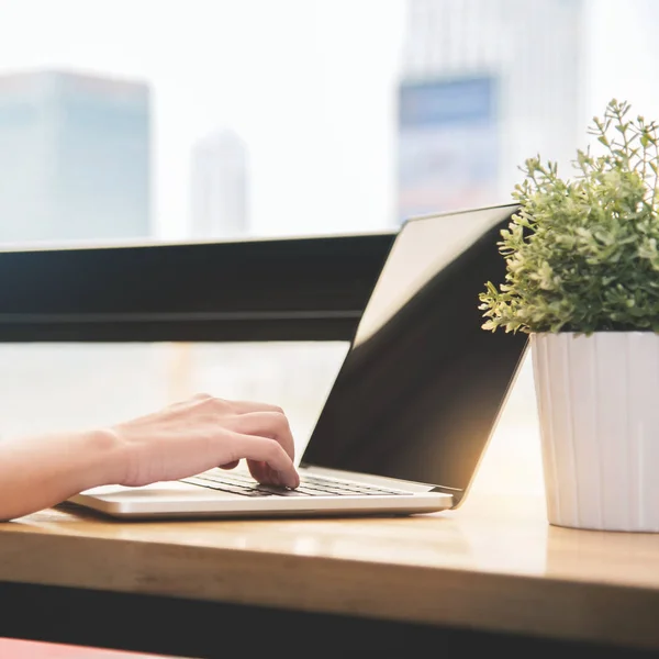 Mulher mão digitando no laptop em seu local de trabalho . — Fotografia de Stock