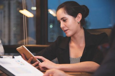 İşkadını Tablet onun işyerinde kullanma.