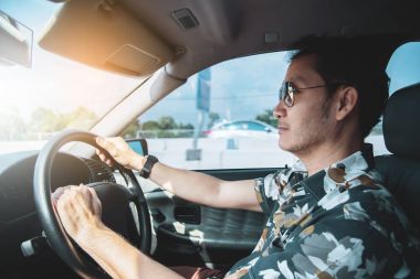 Bir araba Asya adam portresi.