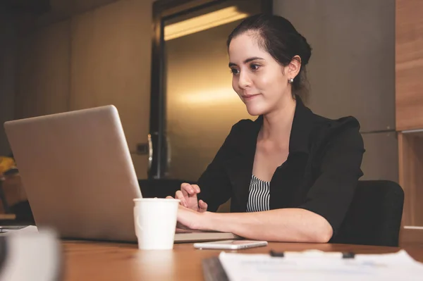 Felicidade Empresária sorrindo e olhando para laptop no off — Fotografia de Stock