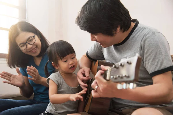 Asiático jovem pai, mãe e filha tocando a toget guitarra — Fotografia de Stock