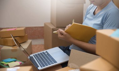 Kendi iş ile genç Asyalı kadın.