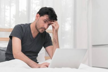 Adam baş ağrısı olan dizüstü bilgisayar ile.