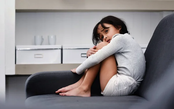 Küçük çocuk kız Alone ağlamaya korkuyorum. 