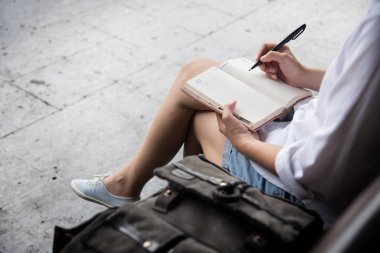 Günlüğe notlar yazan kadın.