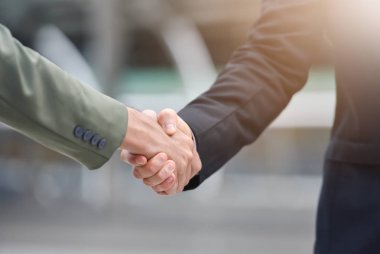 Mutlu iş insanlar el sıkışma.