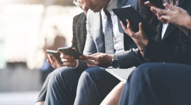 İş adamları birlikte açık istimal hareket eden telefon.