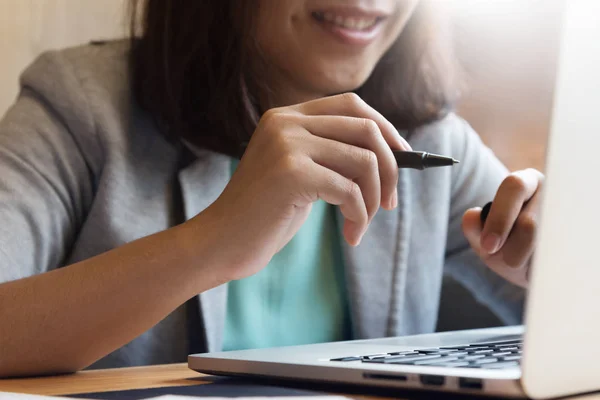 Asiática mujer de negocios sosteniendo un bolígrafo y trabajando . —  Fotos de Stock