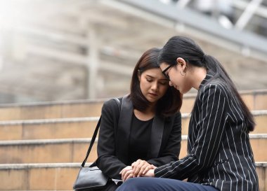 Üzüntü genç Asya iş kadınları.