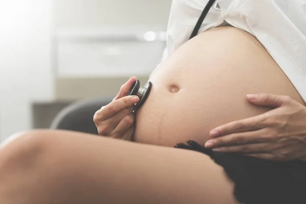 Mãos de mulher usando estetoscópio . — Fotografia de Stock