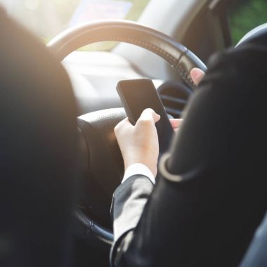 Smartphone kullanarak iş kadını.