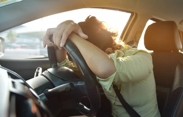 Business kvinna sover när du kör bil. — Stockfoto