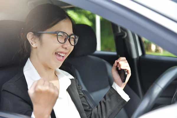 Asiatiska företag flicka i glasögon fira. — Stockfoto