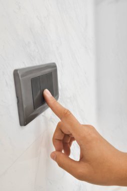 Gri beyaz mermer ile ışık anahtarı.