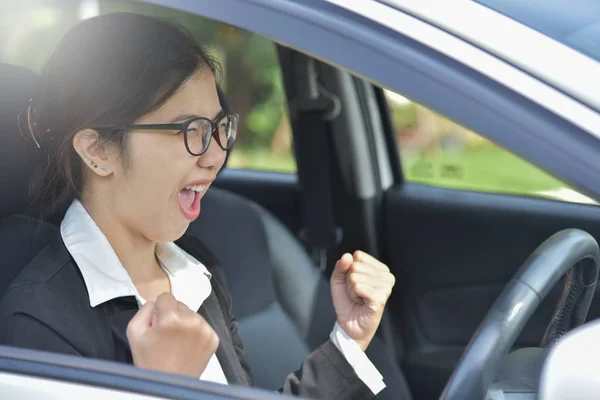 Asiatische business Mädchen in Brille feiern. — Stockfoto