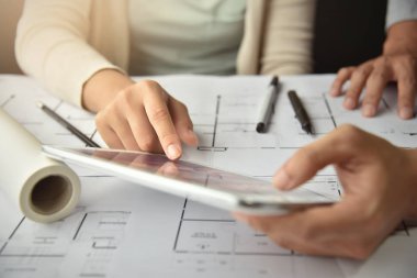 Tablet iç çizimlerle çalışma tasarımcılar.