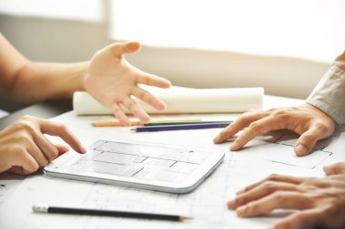 Tablet ile tartışırken tasarımcıları. 