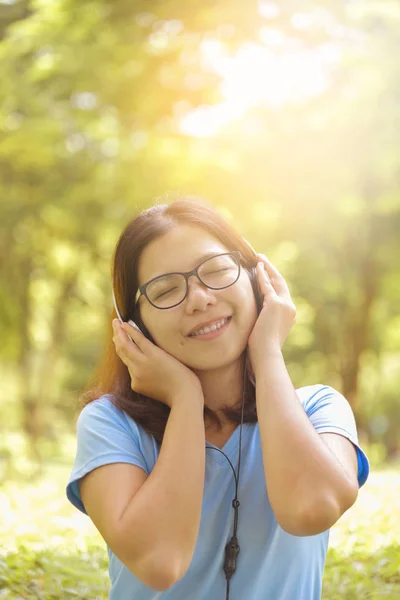 Kobieta Azji, słuchanie muzyki. — Zdjęcie stockowe