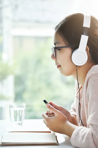 Азиатка слушает музыку . — стоковое фото
