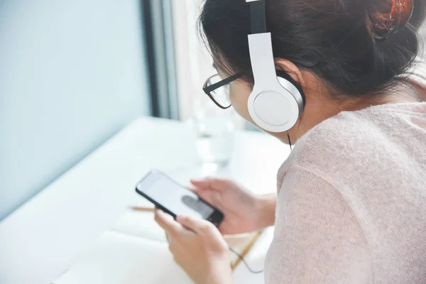 Азиатка слушает музыку . — стоковое фото