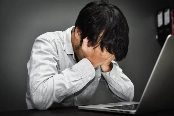 Stressato asiatico uomo d'affari . — Foto Stock