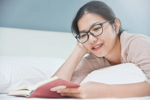 Glücklich schön asiatische Frau lesen Buch. — Stockfoto