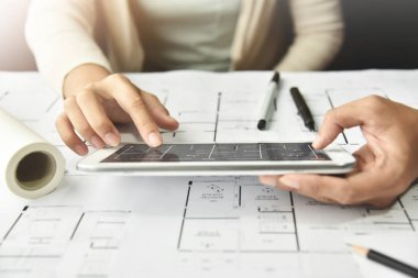 Tablet ile tartışırken tasarımcıları. 