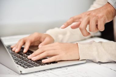 Yaratıcı tasarımcılar tartışıyor.