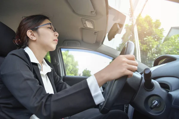 Trött sömnig asiatiska glasögon flicka. — Stockfoto