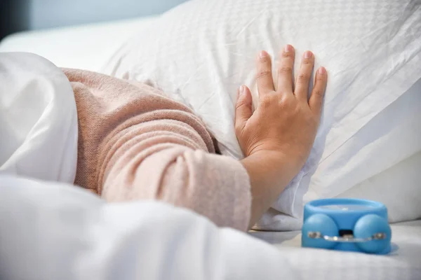 Sonolento mulher asiática segurando relógio de alarme . — Fotografia de Stock