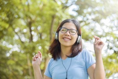Asyalı kadın müzik.